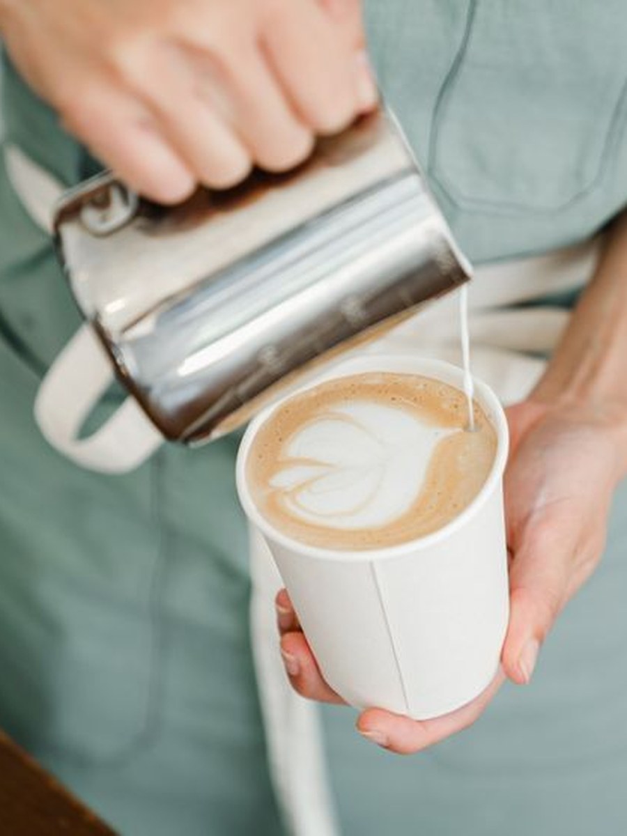Barista prepară cafeaua